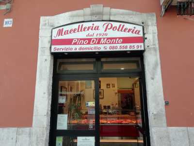 La prossima nostra tappa si trova in via Carulli. Qui si affaccia la pi� antica delle beccherie di Bari, attiva dal 1920: fu fondata da Antonio Amoruso. Oggi l�insegna riporta per� il nome del 60enne Pino Di Monte, l�attuale proprietario
